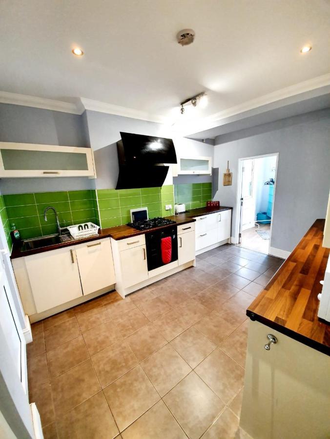 סאות'אנד און סי 3 Bedroom Apartment Next To Westcliff-On-Sea Station מראה חיצוני תמונה